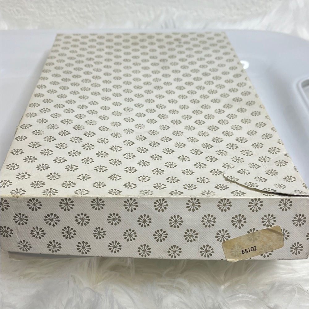 Elegant Silver Vanity Set with Comb - Picture 6 of 10
